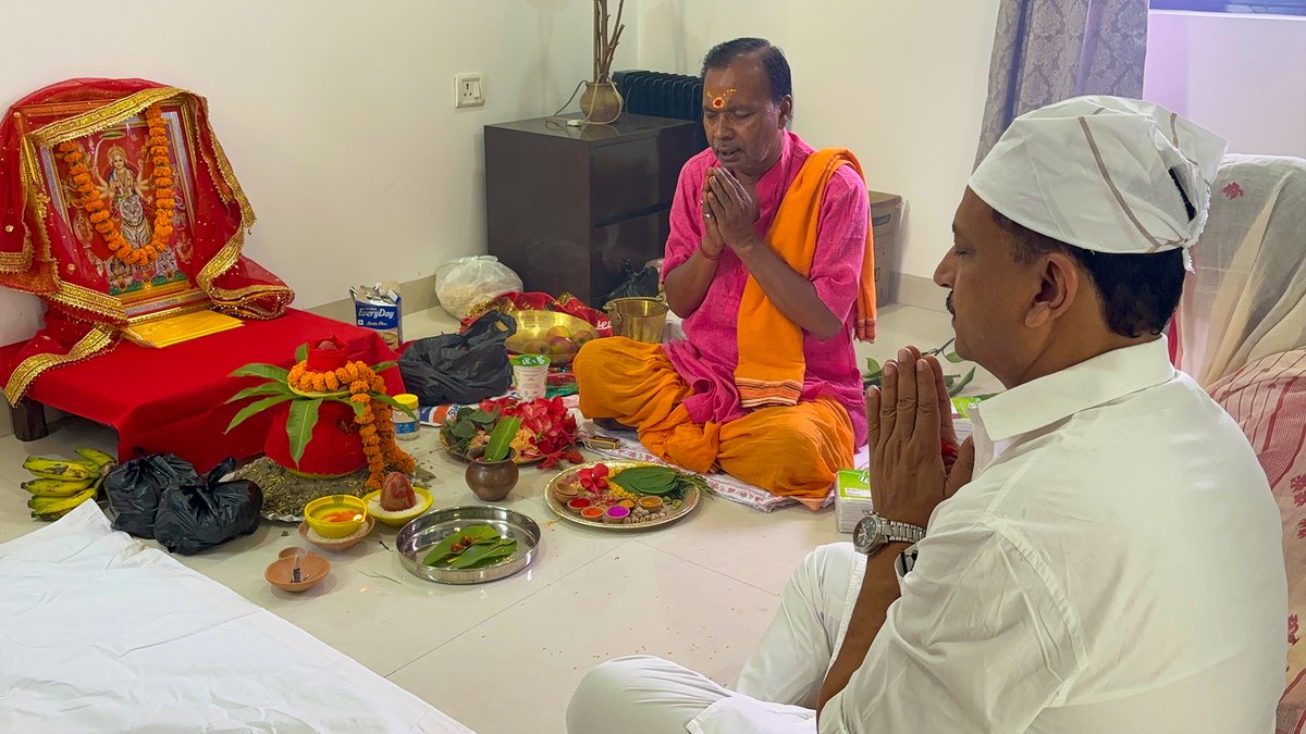 RajivPratapRudy's tweet photo. आज चैत्र नवरात्र के प्रथम दिवस सारण में अपने आवास पर माता शैलपुत्री की आराधना की एवं उनके चरणों में वंदन किया। 

जगत जननी माँ दुर्गा सभी को आरोग्य, सुख व समृद्धि का आशीष प्रदान करें।

सभी को चैत्र नवरात्र के पावन पर्व की हार्दिक शुभकामनाएँ! 

#ChaitrNavratri #Navratri2024 

@BJP4India @BJP4Bihar @BJP4Chapra