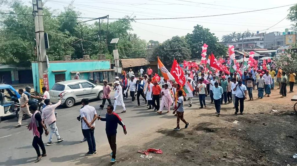 লোকসভা নির্বাচনে মুর্শিদাবাদ কেন্দ্রে বামফ্রন্ট মনোনীত কংগ্রেস সমর্থিত সিপিআই(এম) প্রার্থী কমরেড মহম্মদ সেলিমের সমর্থনে ডোমকল ও হরিহর পাড়ায় প্রচারে কংগ্রেস কর্মীরা বাম কর্মীদের সঙ্গে কাঁধে কাঁধ মিলিয়ে। @salimdotcomrade