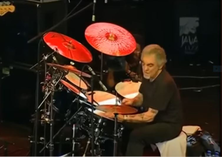 STEVE GADD, baterista. 09-04-1945 Es un modelo de técnica para varias generaciones de bateristas. Miembro fundador de Steps Ahead, ha tocado con Chick Corea, Joe Farrell, George Benson, Paul McCartney… --Steve Gadd - drum solo in 2008 youtube.com/watch?v=3EOTl-… #Jazz #SteveGadd