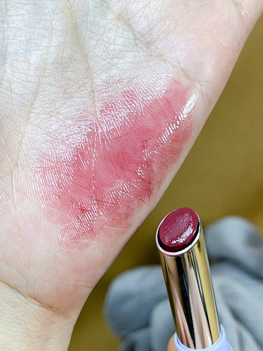 just found a perfect lippies for natural clean makeup look: adara glossy lip bomb in shade rose & lilac! 🌹✨ REAL CANTIK BANGET, warnanya, gloss effectnya… mana harganya 40ribuan aja, feelsnya kayak tinted lip balm— beneran ngelembabin di bibirku 💄🌸