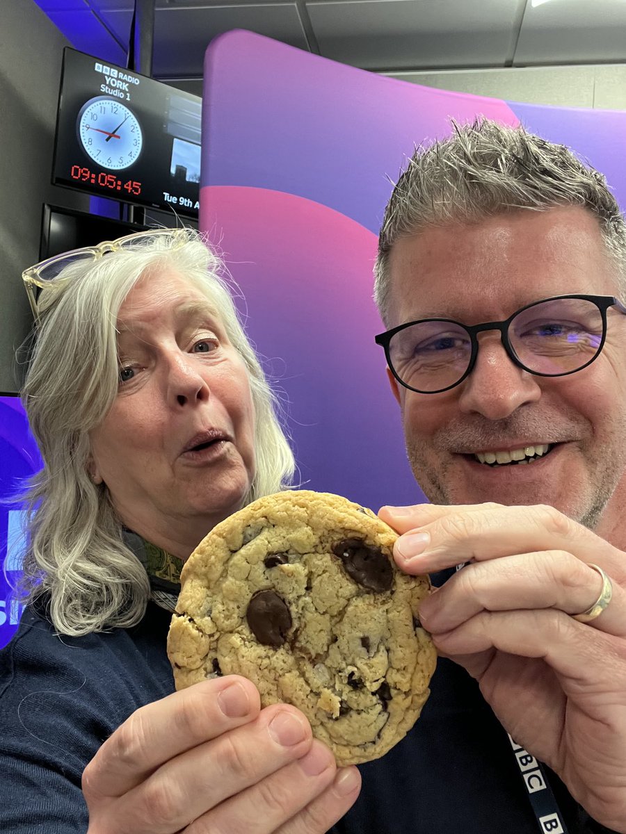 An official Bake Off cookie from the lovely ⁦@freyacox_⁩ but who does it resemble?? ⁦@spanswicktweets⁩ ⁦@BBCYork⁩ #bakeoff #cookie 🍪