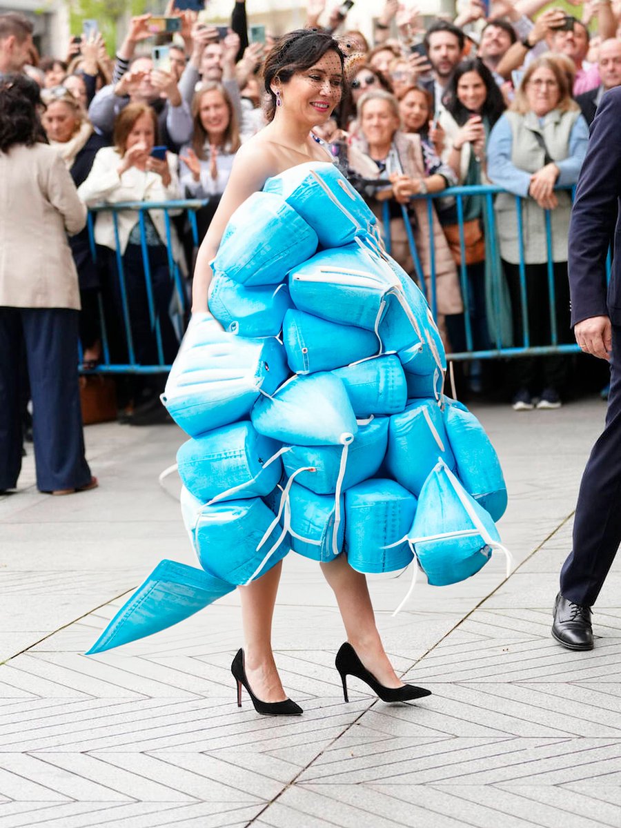 Ayuso lució un vestido de 300.000€ hecho con stock de mascarillas 👏