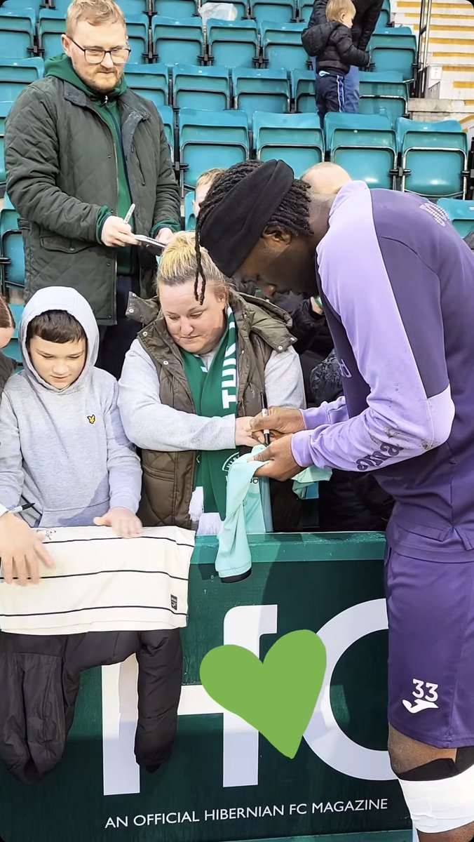 🇳🇬 Hibs Kids enjoyed the “Open Training Session” last night courtesy of their membership. ✅ Watch heroes train ⚽️ ✅ Take selfies 🤳 ✅ Get autographs 🖊️ ↪️ The Open Training Session is a benefit again next season so sign up now to secure your place; eticketing.co.uk/hibernianfc/Me…