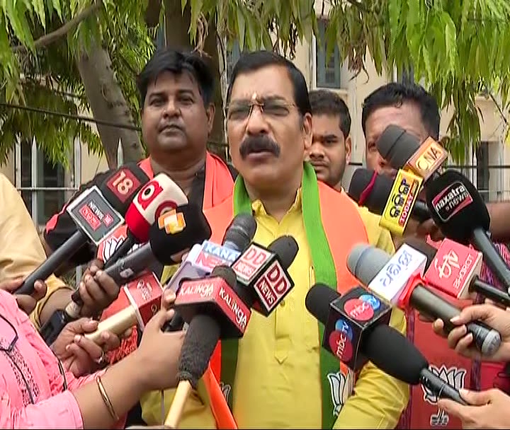 #Bhubaneswar | BJP approaches Odisha Chief Electoral Officer alleging violation of model code of conduct by BJD as ASHA, Anganwadi workers are campaigning for party candidates

Party leader Golak Mohapatra says, 'How SC/ST department sanctioned Rs 528 crore to NGO when already…