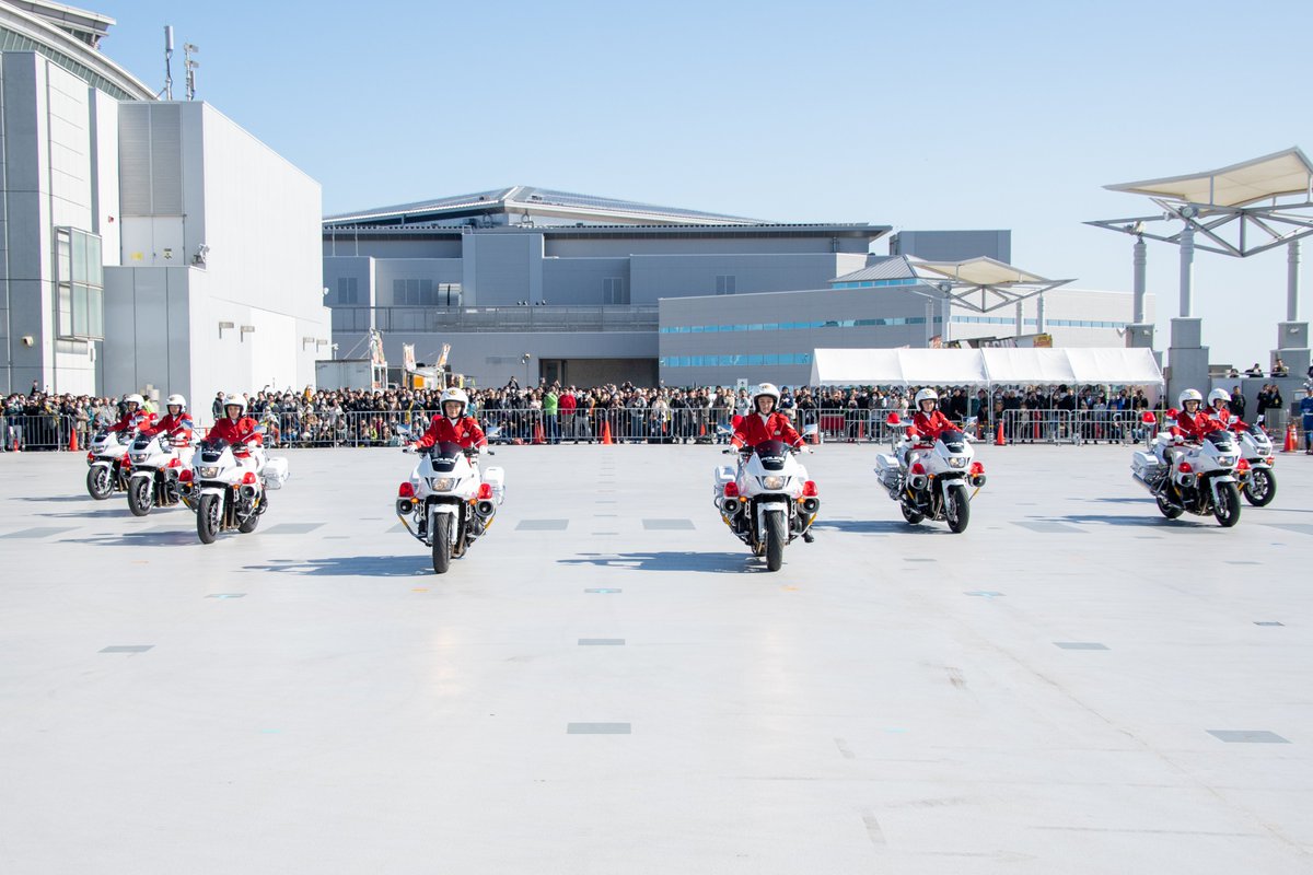 第51回東京モーターサイクルショー最終日❗️ 警視庁女性白バイ隊「QueenStars」によるドリル走行演技。 一糸乱れぬ走行は美しく、思わず呼吸を忘れて見入ってしまうほど素晴らしい演技でした。 皆さん三日間お疲れ様でした。 また来年に乞う御期待‼️ ＃東京ﾓｰﾀｰｻｲｸﾙｼｮｰ ＃警視庁女性白バイ隊