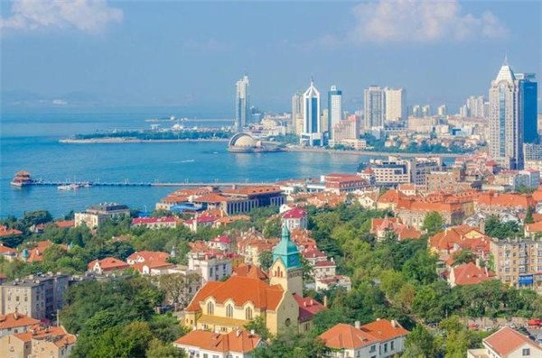 With its red-tiled roofs, green trees, and blue sea and sky, Qingdao's beautiful coastal scenery and pleasant climate captivate tourists from home and abroad.