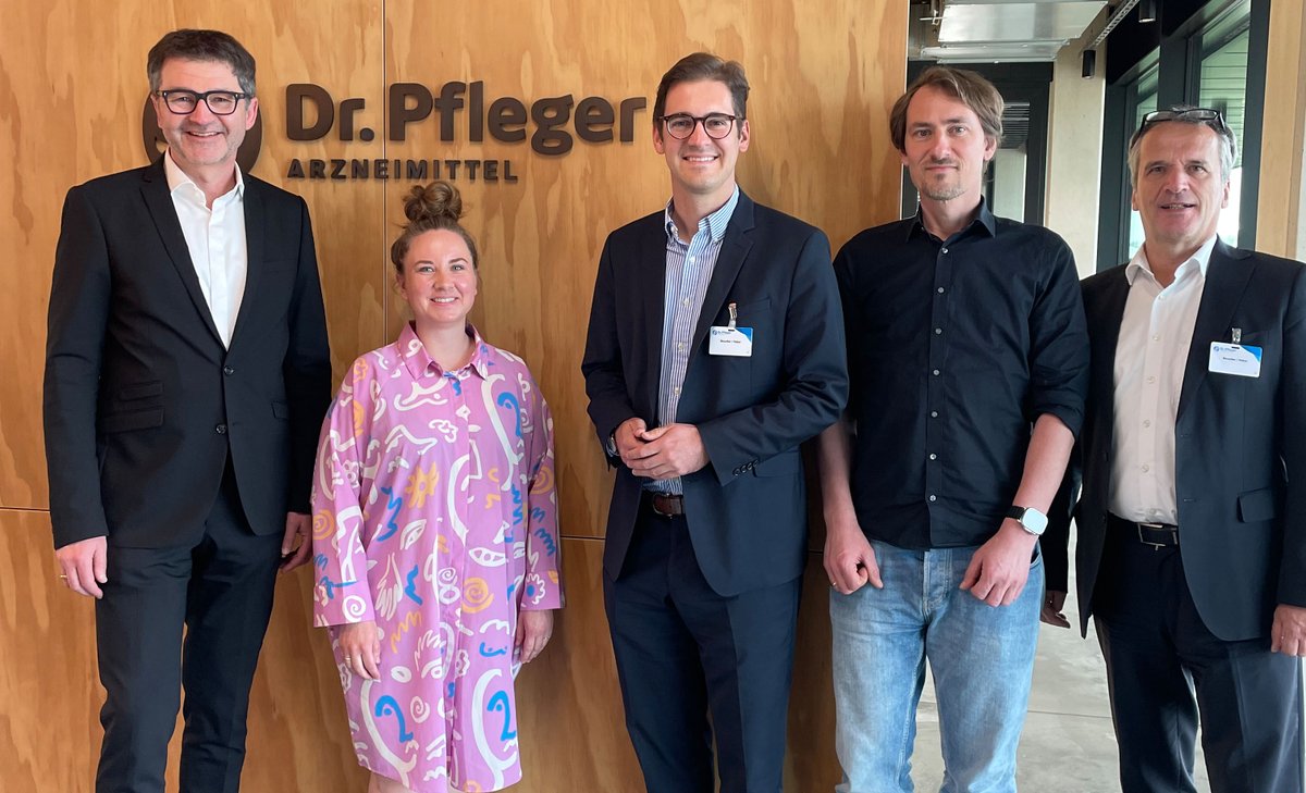 Heute hat @StephPilsinger, MdB, unser Mitglied Dr. Pfleger #Arzneimittel am Standort in Bamberg besucht. 🏭 Thema beim Gespräch zwischen Politik und Industrie war vor allem die #Digitalisierung des Gesundheitswesens. 📱 @MichaelaHempel @dabeipackzettel @derjochenmeyer