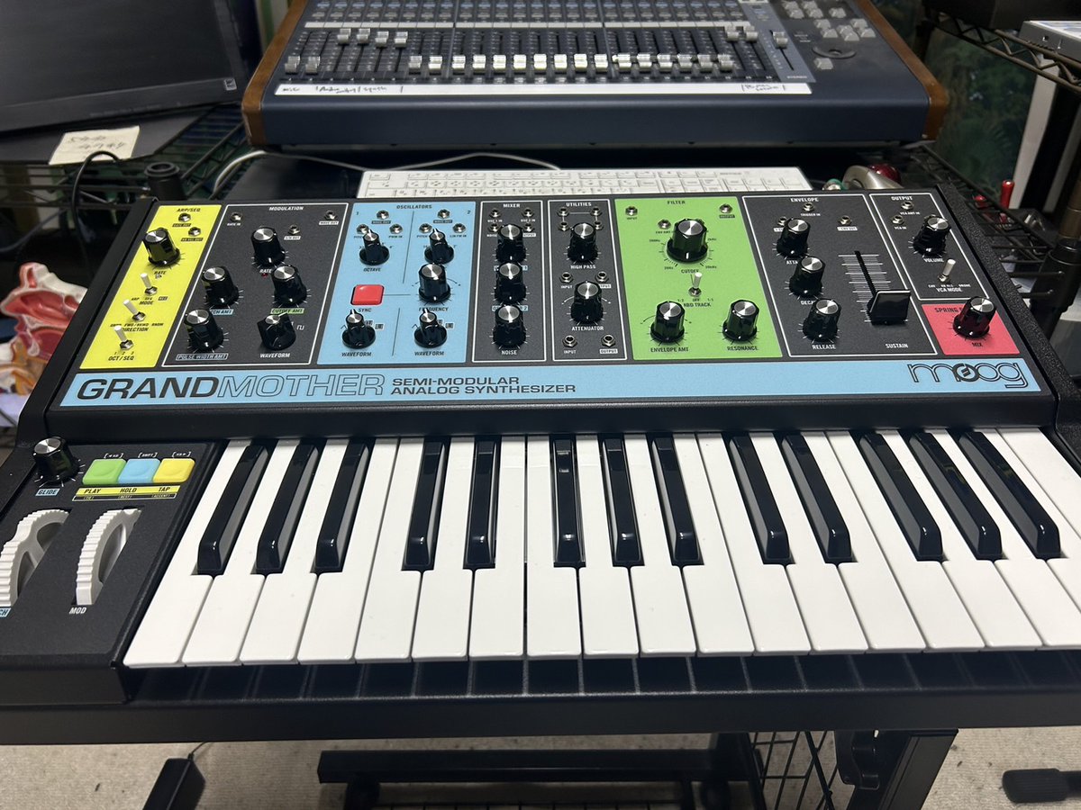 moogのGRANDMOTHERを購入しました♪
鑑定もひと段落したので、ずっとsquarepusher的な事をやって遊んでいます。楽しすぎる。
#moog
#grandmother
#アナログシンセサイザー