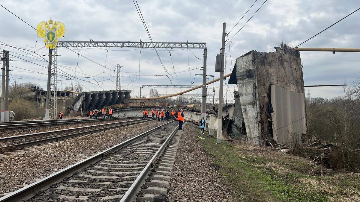 Rusya’da demiryolu üzerindeki köprü çöktü: 1 ölü, 5 yaralı dlvr.it/T5GF5m