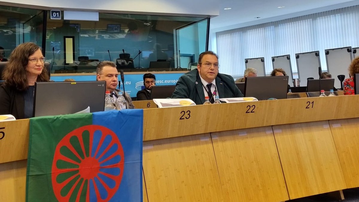 MEP @RomeoFranz1 of @GreensEFA: In some European countries, among them Ukraine, the treatment of #Sinti and #Roma is inhumane and constitutes #apartheid. ❗️Recommendations alone do nothing - we need laws to stop the racism against our people. #RomaniWeek2024 #RomaWeek2024