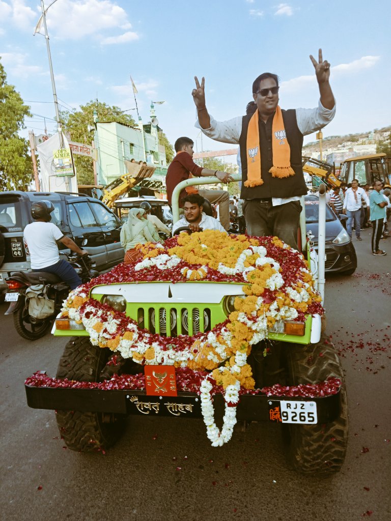 राष्ट्रवाद के नारों से बीजेपी ने दिल जीता है, राम दिख रहे हर नर में, नारी में दिखतीं सीता है, न्याय बराबर हो रहा, कलियुग का रावण रो रहा, महाभारत के पहले ही कौरव के हाथ में गीता है!