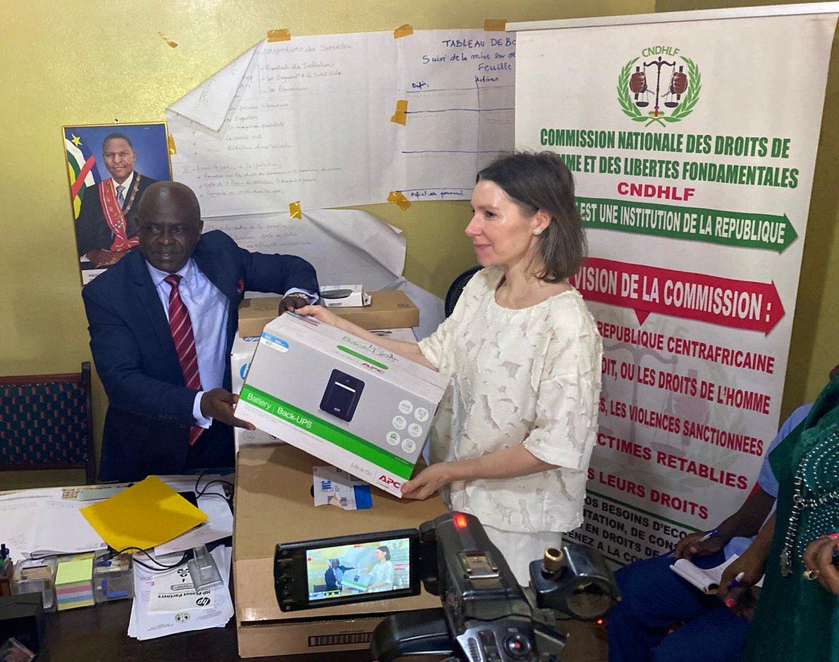 @EUAM_RCA hands over computer equipment to the National Commission for Human Rights and Fundamental Freedoms (CNDHLF). Together for justice and peace in #Centrafrique