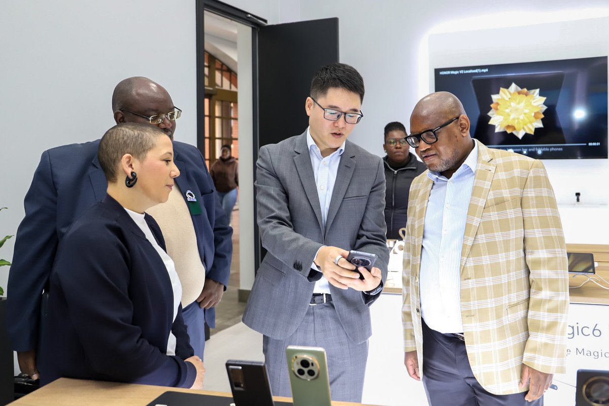 The Country Manager is also seen here showcasing some of the key features which their flagship model, the Magic 6 Pro comes standard with. The camera quality is among the best in the market currently. #honor #tech #leavenoonebehind