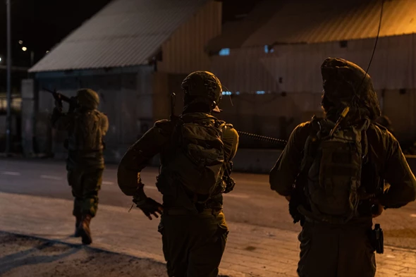 In Dora Village, Yehuda Division, #Israeli #soldiers arrested a wanted man & interrogated dozens of suspects. The wanted were arrested & means of warfare seized & sent for investigation. No casualties to #IDF forces. #Israel #standwithIsrael #IsraelFightsTerror #standwithIDF…