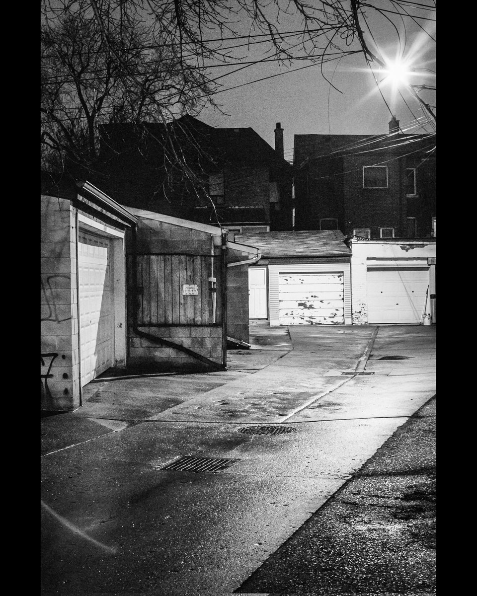 Rift Alley 

Glorious Canon T90 w/ the exceptional FD 50mm 1.4 S.S.C 📸

Kodak Tri-X - 35mm film 🎞

#filmwave #filmisnotdead #LensCulture #urbanphotography #Film35mm #analogue #analoguevibes #blackandwhite #blackandwhitephotography #photography #tone #symmetry #texture #film