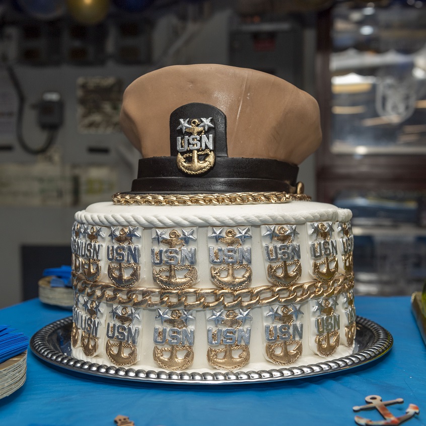 CPO Birthday🎂2024年4月1日、米海軍にChief Petty Officer (CPO＝上等兵曹＝いわゆるチーフ、曹長さん）という階級が誕生して131年目を迎えました🎉写真は強襲揚陸艦エセックスでCPOの創設記念日をお祝いしたケーキ。デコレーションも全部食べられるのか、どこが食べられないのか、気になります🤔