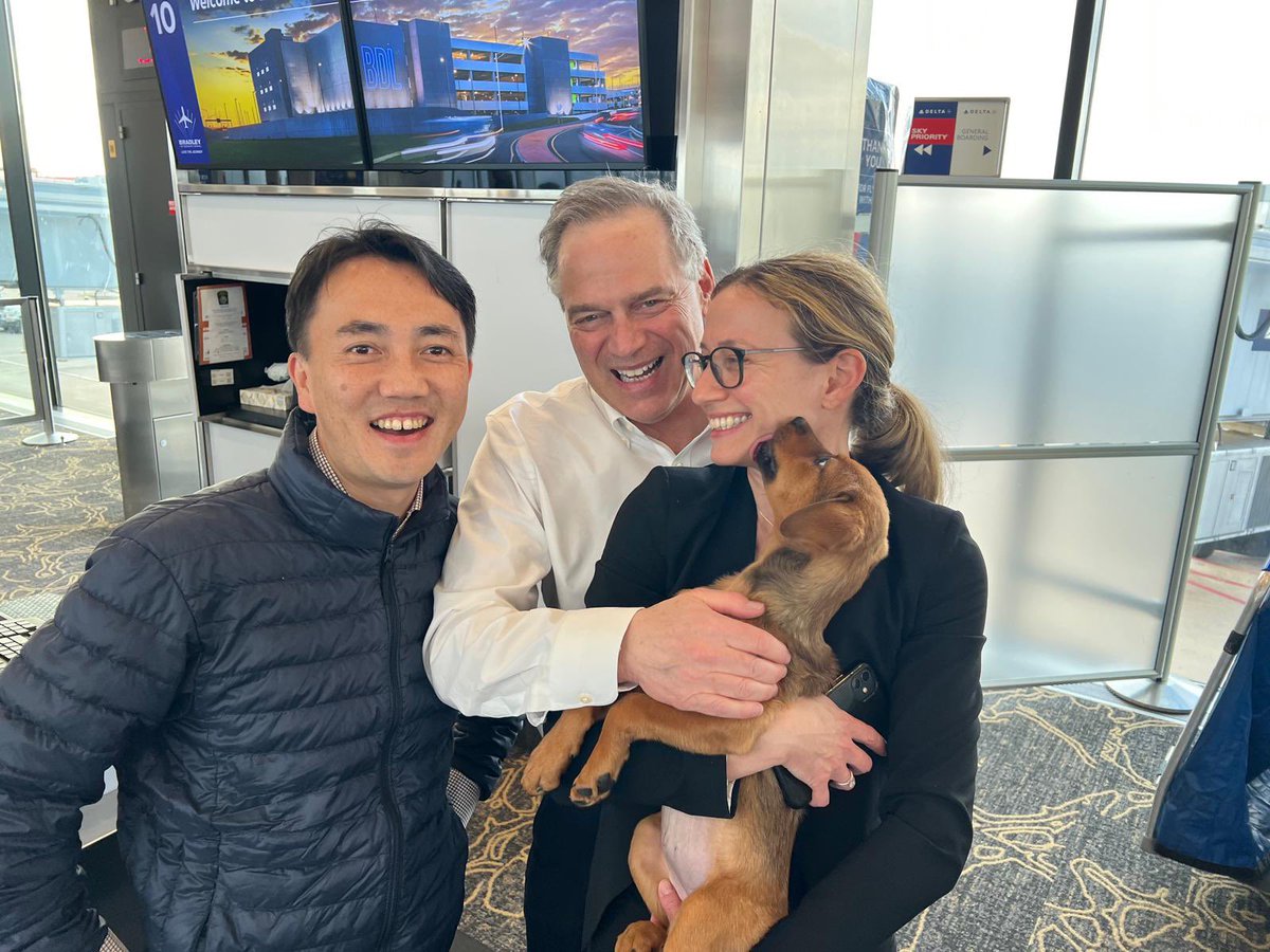 Justine_Turco's tweet photo. #Jacci made her first air journey home to New England in the care of our Editors and got to meet our fearless leader @hmkyale @MitsuakiSawano https://t.co/3fEXVEYhFV