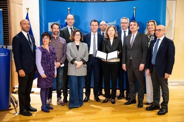 Ismael González (@retaguardiaroja), head of campaign of @europeanleft, signed today the Code of Conduct for the 2024 European Parliament elections. 'We believe in the values of solidarity, equality, democracy and fraternity, also when campaigning' commission.europa.eu/document/bebd9…