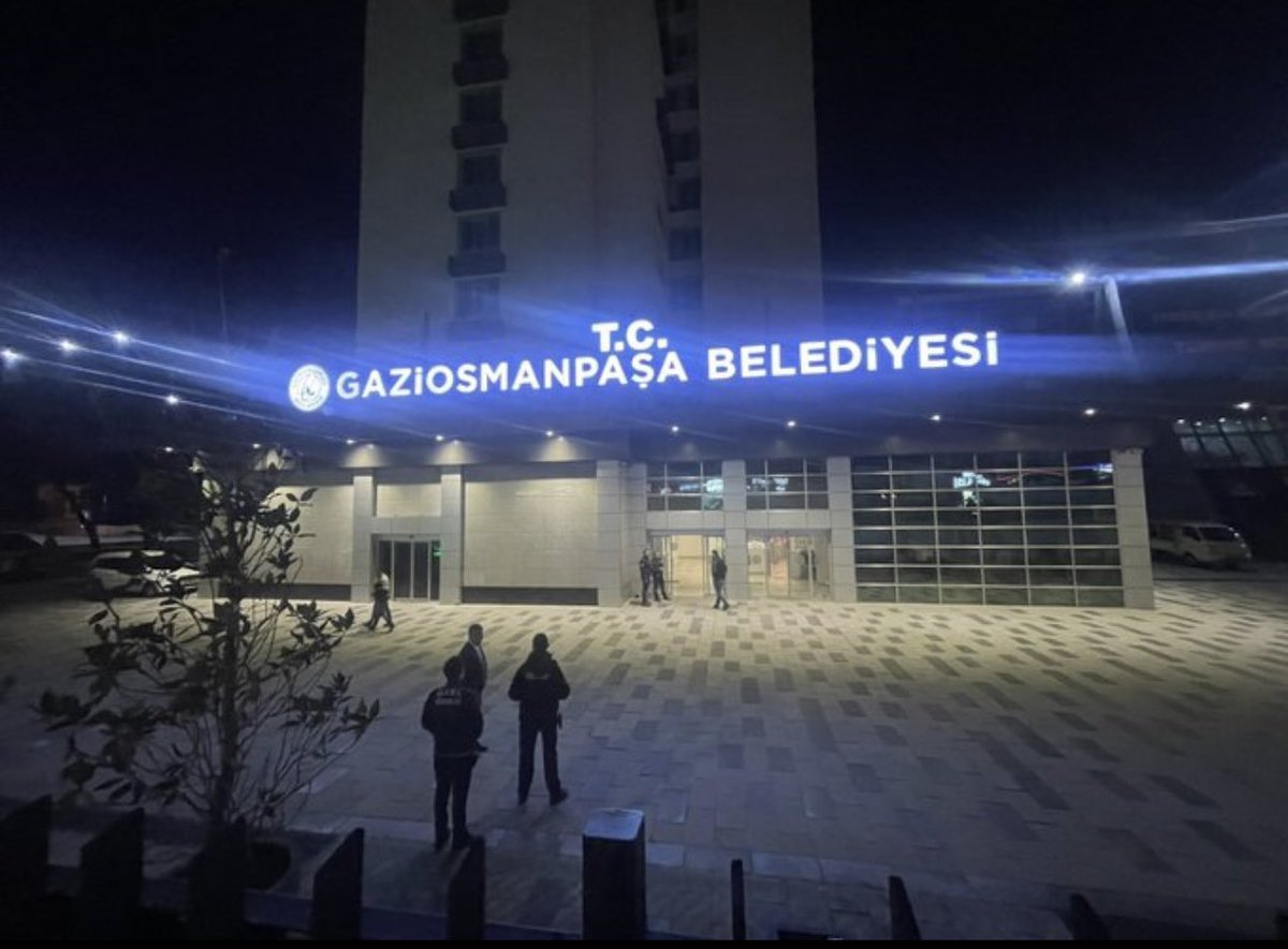 Gaziosmanpaşa Belediye binasında T.C tabelası meydanı ne güzel aydınlatıyor.