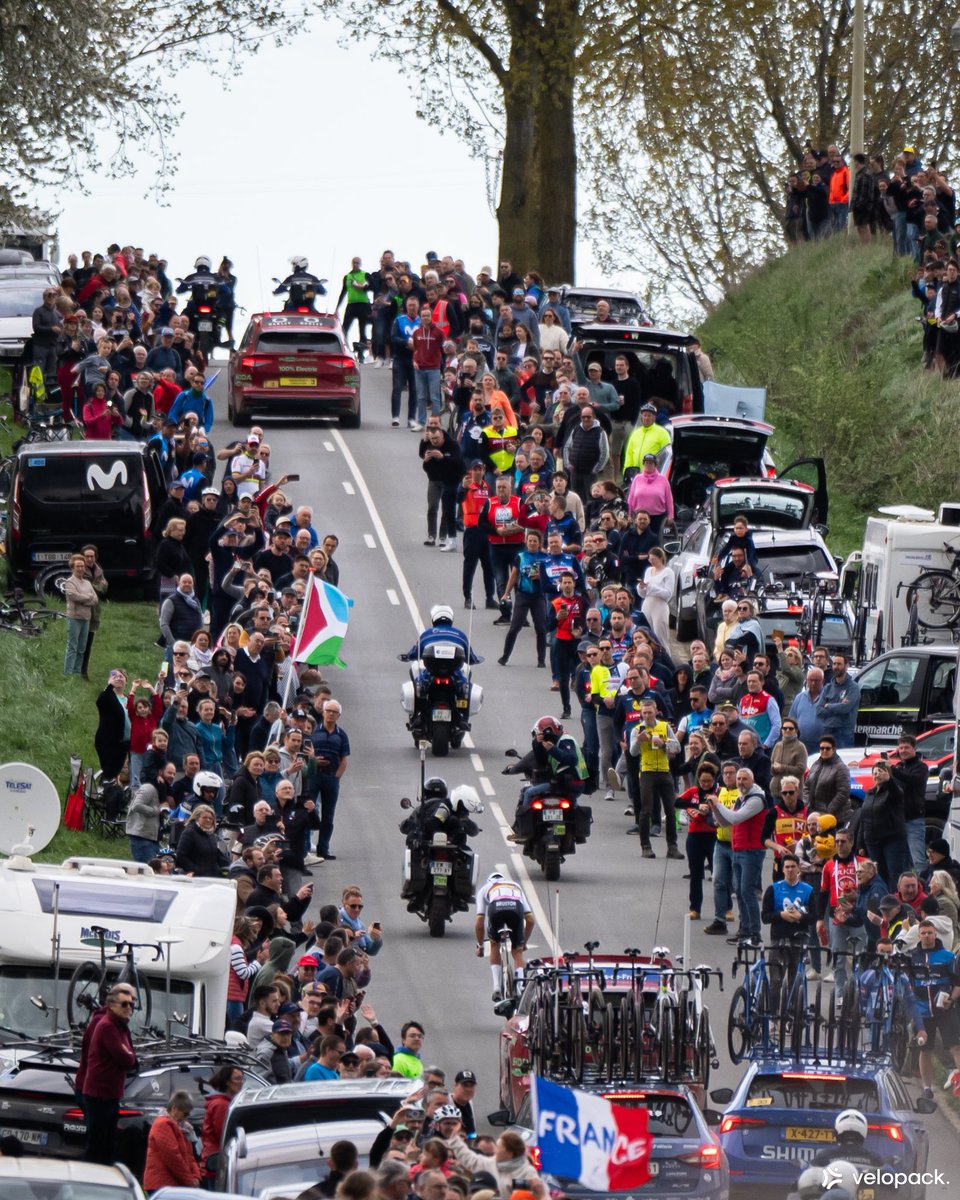 pacofoot's tweet image. MVDP - secteur pavé 27 / 17 et 11. 
On a suivi @parisroubaix avec @velopack 🚴🏼🌪️