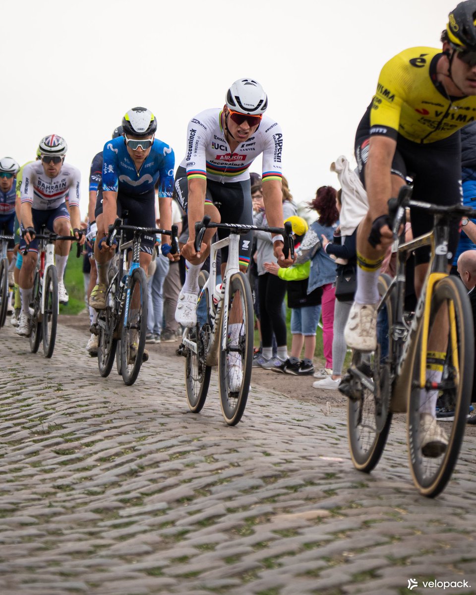 pacofoot's tweet image. MVDP - secteur pavé 27 / 17 et 11. 
On a suivi @parisroubaix avec @velopack 🚴🏼🌪️