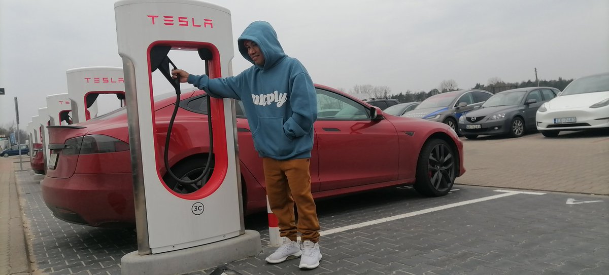 val escobarte (@vlaze) on Twitter photo 