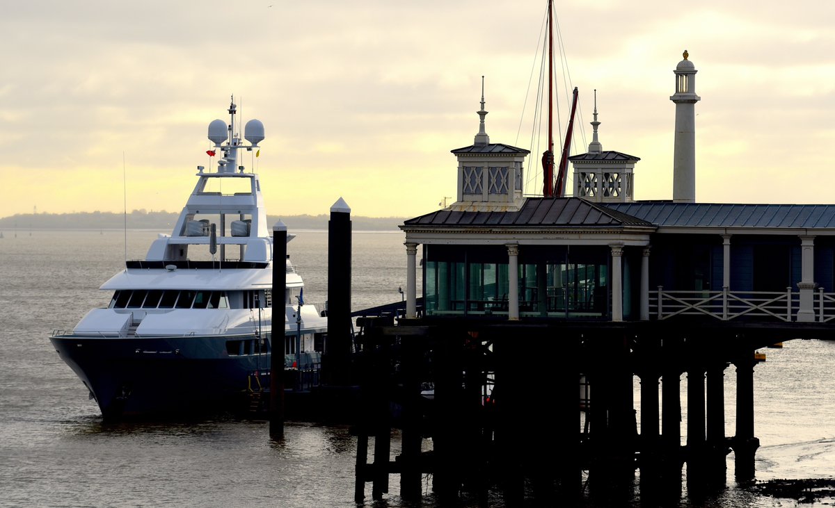 Superyacht Triton, alongside Gravesend Town Pier this morning. @ThamesPics @boatint @superyachtnews @visit_gravesend #BoatInternational #Triton #Superyacht #SuperyachtNews #LuxuaryYacht #Gravesend #Pier #Piers #RiverThames #Thames