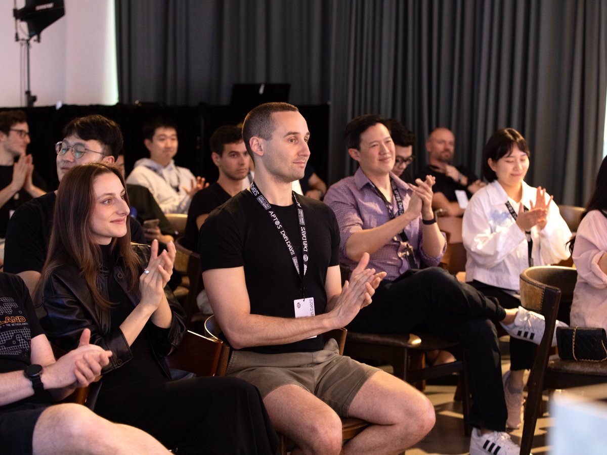 Aptos's tweet image. Objects in motion stay in motion 🫡

#AptosDeFiDays momentum is taking the Aptos ecosystem straight to the front of the open finance revolution.