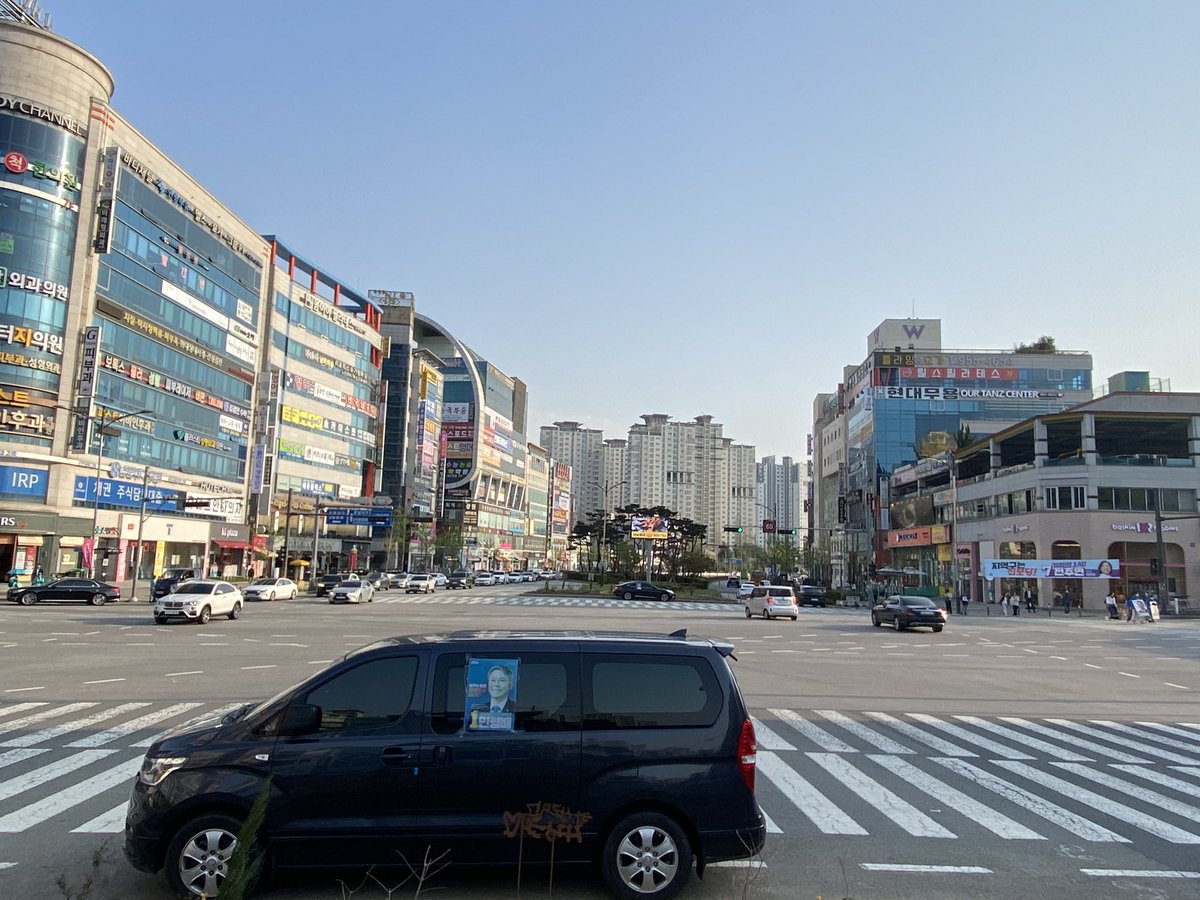 민형배 캠프 반칙 그만 좀 합시다. 5시간째 연설 포인트에 불법 주차중인 민형배 차량. 양쪽 끝에 몇시간씩 불법주차로 알박기 하시면 다른 후보들은 연설하지 말라고 하는 겁니까? 민형배 후보님! 페어플레이 합시다. 공정하게 연설하고 시민의 선택 받읍시다.