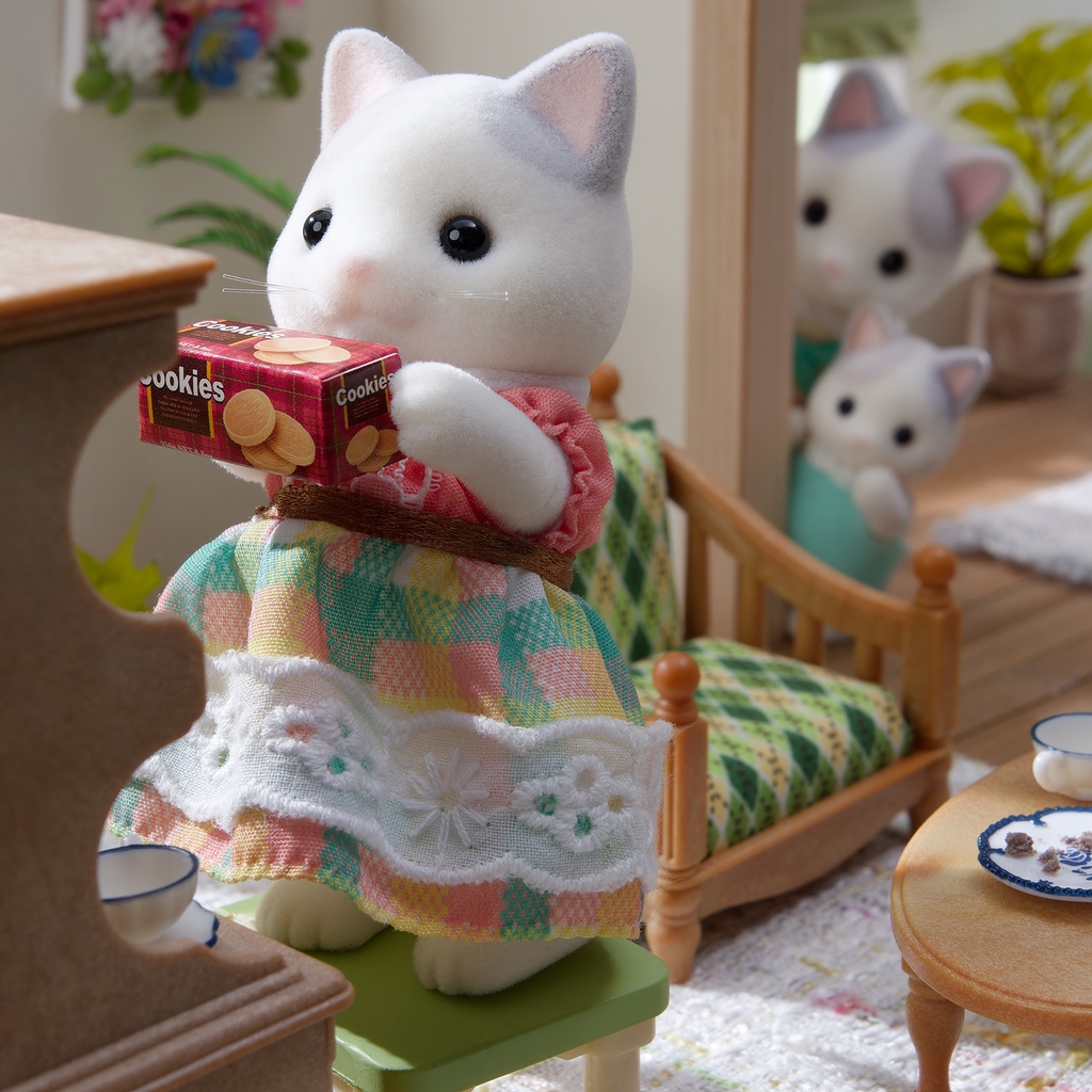 What do you think Daniela is doing with these cookies? 🍪 Is she trying to hide them from her children? It seems a bit late for that 🤭. #cookies #yum #yummy #family #sylvanianfamilies #sylvanianfamily #sylvanian #calicocritters #calico #dollhouse #miniature #kawaii #cute