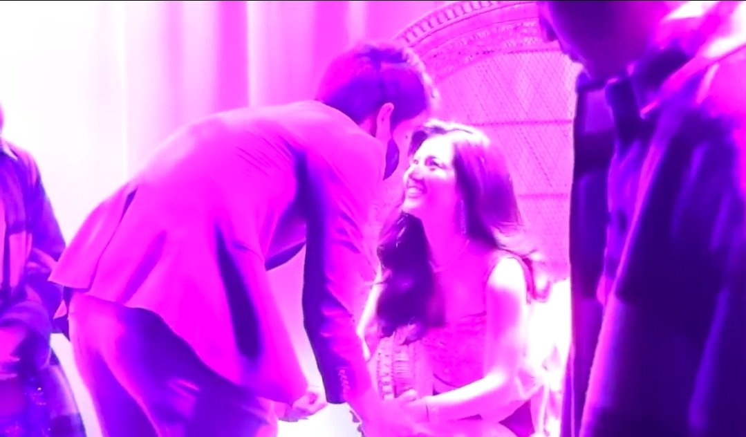 myDonbellelove's tweet photo. Donny and Belle 😍❤️
Donny being there for Belle every step of the way :)
#DonBelle
#BelleDaylightConcert https://t.co/Lq4Qd3rwio