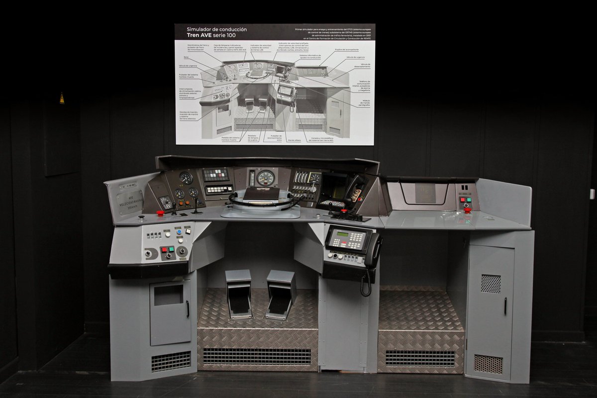 Con la colaboración de @Renfe, en @M_Ferrocarril los visitantes pueden sentir la experiencia de conducir un tren en la nueva Sala-Renfe Simuladores En ella se expone la pieza del trimestre: el 1er simulador real de conducción para la puesta en marcha de los AVE serie 100 en 1992