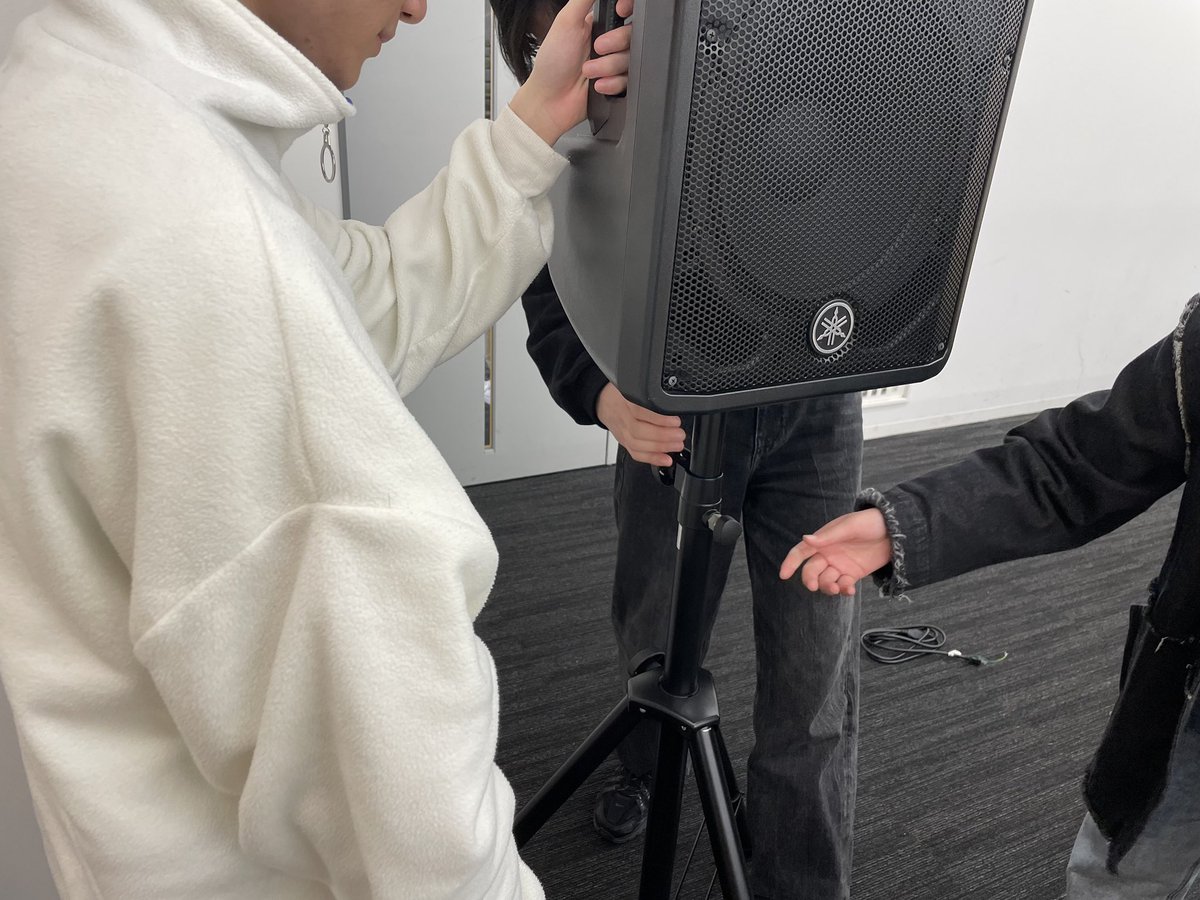 nbu_music's tweet photo. 名古屋文理大学サウンドプロジェクトです！
本日は新年度の初回活動日🎶
新入生はケーブルの8の字巻きに挑戦中
上級生はサマーライブに向けて会議中💭
サマーライブは7月16日に開催します！
#名古屋文理大学
#サウンド制作プロジェクト https://t.co/A5IKrmetWR