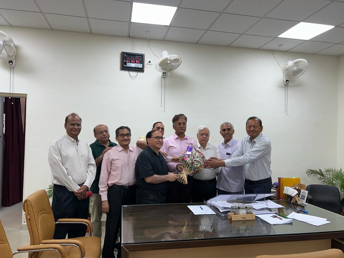 It was a pleasure to welcome alumni of the Department of Physics of 1974 batch. Alumni visited the UG and PG class rooms and laboratories and recollected their old memories. <a href="/profalokkumar/">Professor Alok Kumar Rai</a> <a href="/lkouniv/">University of Lucknow</a> <a href="/luupdate_/">luupdate</a> <a href="/dswlkouniv/">Dean Students’ Welfare, UoL</a> @