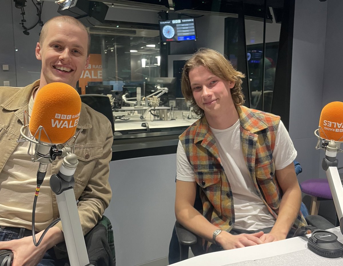 it’s a @buzzardbuzzard chat and songs from the new album special; 1hr10 into this; bbc.co.uk/sounds/play/m0… @BBCRadioWales Their new album Skinwalker is out Friday @spillersrecords @RoughTrade