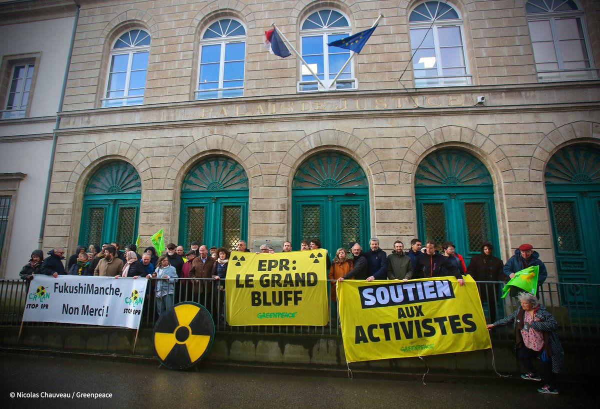 Aujourd’hui à Cherbourg, se tient le procès de 15 activistes de Greenpeace pour une intrusion sur le site de construction du réacteur nucléaire EPR à Flamanville en 2022. 

Rappel des faits 👇🏼 

Thread 🧶 
1/7