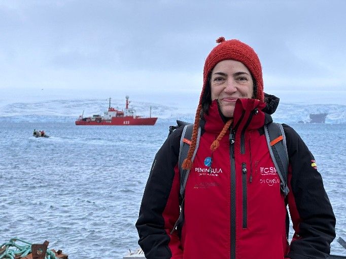 IIM_CSIC's tweet photo. 🗞Hoxe en @Farodevigo, @SandraPenelas entrevista a Mercedes de la Paz, investigadora do IIM-CSIC, que participou na expedición á #Antártida a bordo do Hespérides, como parte do equipo do proxecto #Dichoso
Descubre os obxectivos desta emocionante aventura➡https://t.co/49gjqY2gKQ https://t.co/IZ9kwSoQYZ