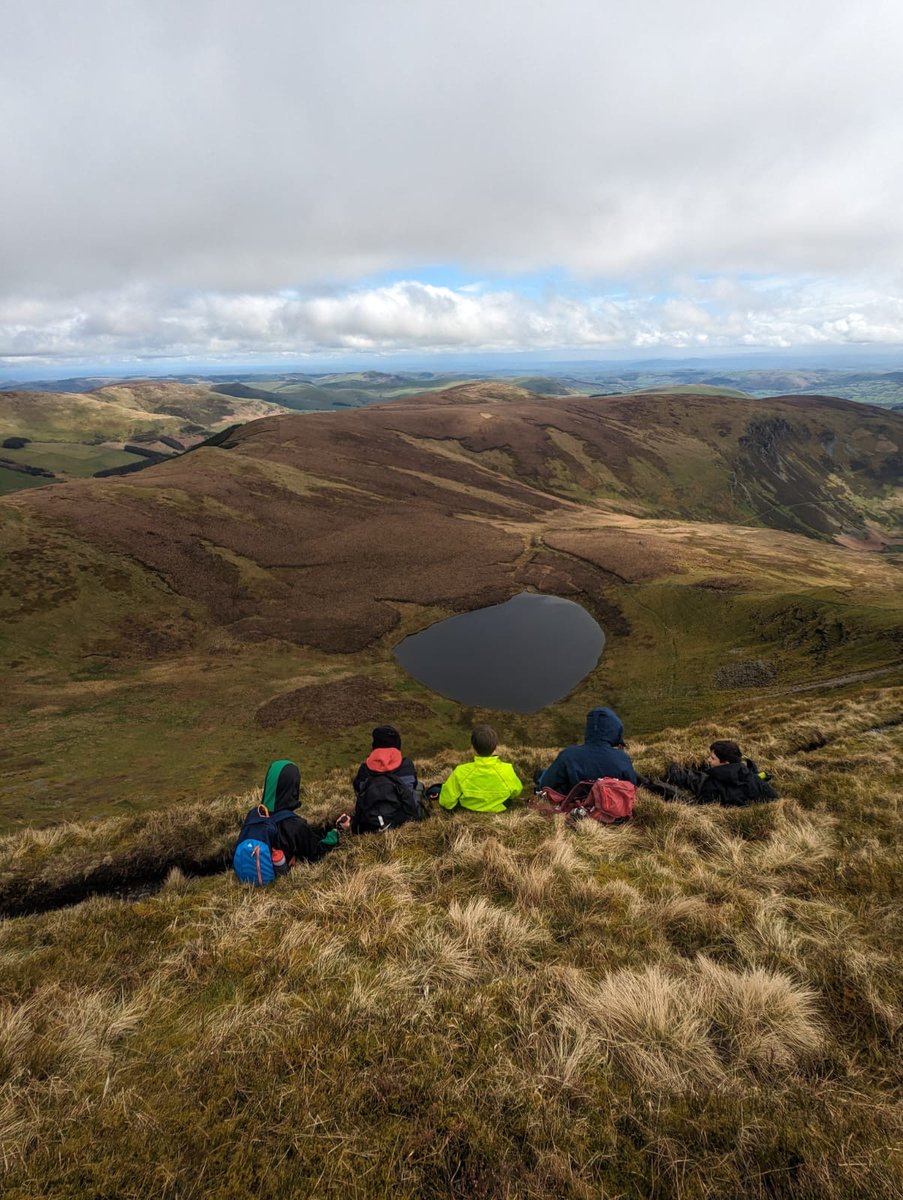 Anturiaethau di-ri i'r criw Cwrs Mynydda yn @glan_llyn dros wyliau'r Pasg! 🌄 Not even the weather can put a dampener on the stunning views from our Mountaineering Course! 😍
