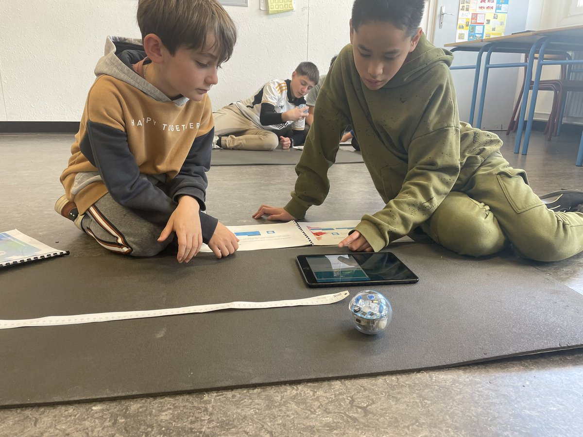 CeMontand's tweet photo. Accueil des cm1 et 2 du Theil par nos 6e dans le cadre de #robotikorne où les élèves ont navigué entre 3 ateliers de programmation avec robots. @dsden61 https://t.co/RfrxSEMJsL