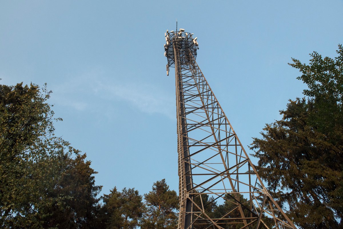 Neuer Mast für schnelleren #Mobilfunk in #Dorfhain. Inbetriebnahme 2024. Neuer Standort verbessert Mobilfunkversorgung in Dorfhain und Umgebung. Schneller & stabiler mobil surfen & telefonieren. Die Deutsche Funkturm baut den Mast im Auftrag der #Telekom #LTE
@dfmg_de