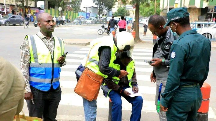 የአዲስ አበባ ከተማ አስተዳደር የትራፊክ ማኔጅመንት ባለስልጣን ከመጋቢት 13፤ 2016 ጀምሮ እግረኞችን የሚቆጣጠ ደንብ ተግባራዊ ማድረግ ጀምሯል። ባለፉት 15 ቀናት ከ700 በላይ እግረኞች መሰረት ተቀጥተዋል። የጥፋትና ቅጣት ዓይነቶች 👇