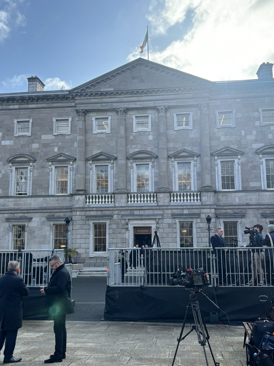 Friends of Simon Harris arrive at Leinster House ahead of his election as Taoiseach For the 2nd tomeever - but 2nd time in 14 months - Fianna Fáil TDs will vote for a Fine Gael Taoiseach Morning awash with talk of who’s in, who’s out & who might be returning @RTERadio1
