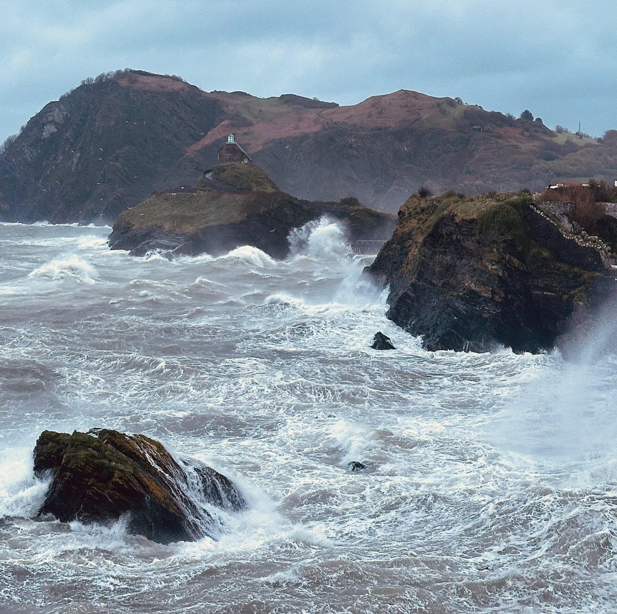Justsallyanne2's tweet photo. Spectacular seas this morning in #Ilfracombe #NorthDevon #swcoastalpath https://t.co/fF1WBntjEM