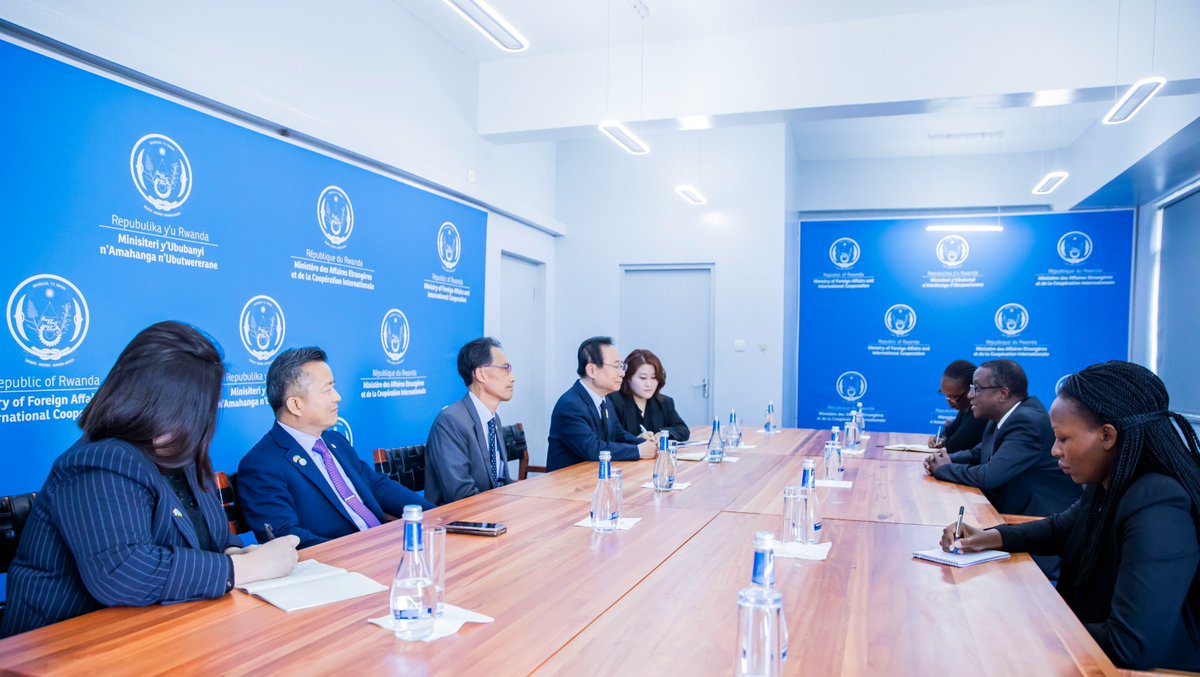 This morning, Minister @Vbiruta received Mr. Ju-young Lee, Special Envoy of the Government of the Republic of Korea, who was representing 🇰🇷 for the 30th Commemoration of the Genocide Against the Tutsi. They discussed ways to further enhance bilateral relations and cooperation…