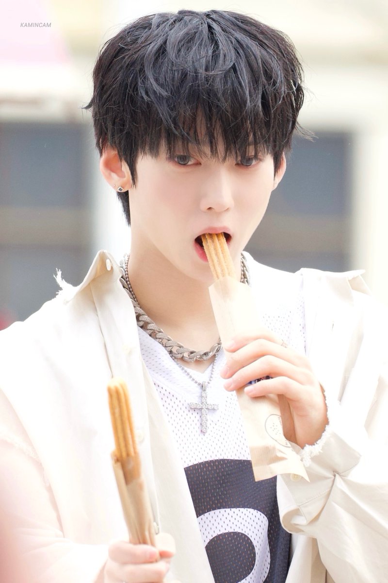 kamincam_'s tweet photo. 240330 음중 미니팬미팅

양손에 츄러스 냠

#나캠든 #KAMDEN
#앰퍼샌드원 #AMPERSANDONE https://t.co/TwSHNavBpi
