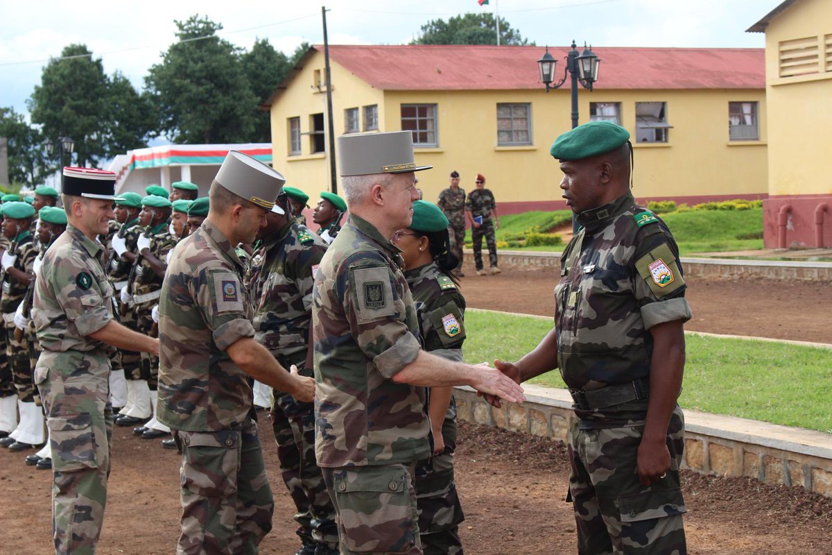 #Coopération Visite récente du GCA Conruyt à Madagascar 🇲🇬:l’opportunité de visiter le prytanée appelé SEMIPI, l’école nationale des sous-officiers ainsi que l’académie militaire. 🔎Objectif? Poursuivre le développement du partenariat de #formation entre les écoles militaires