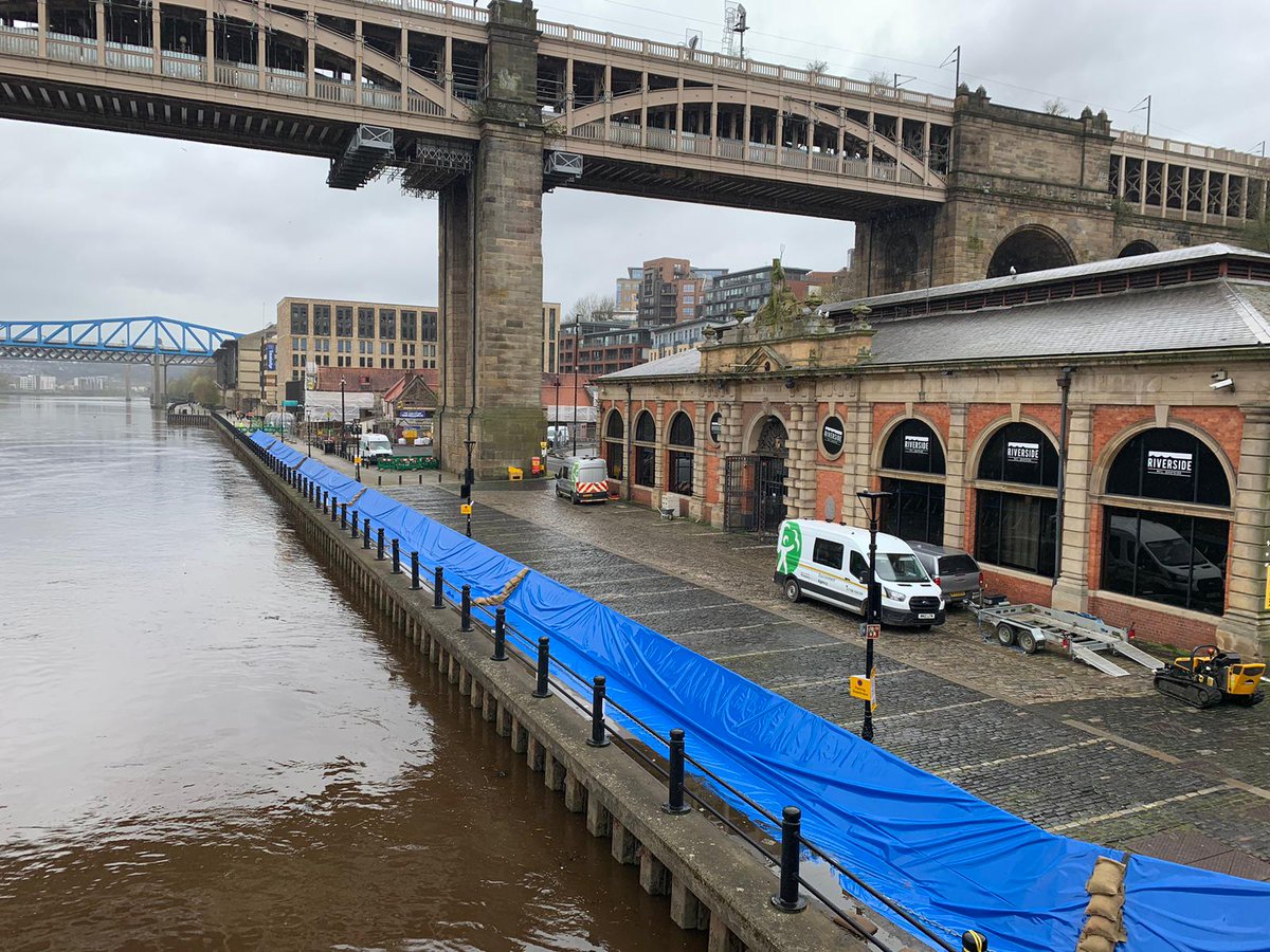 Temporary #flood barriers are up on #Newcastle Quayside today as a flood warning related to high tides remains in place. The barriers reduce flood risk to 87 properties on the Quayside. Check the latest here: check-for-flooding.service.gov.uk