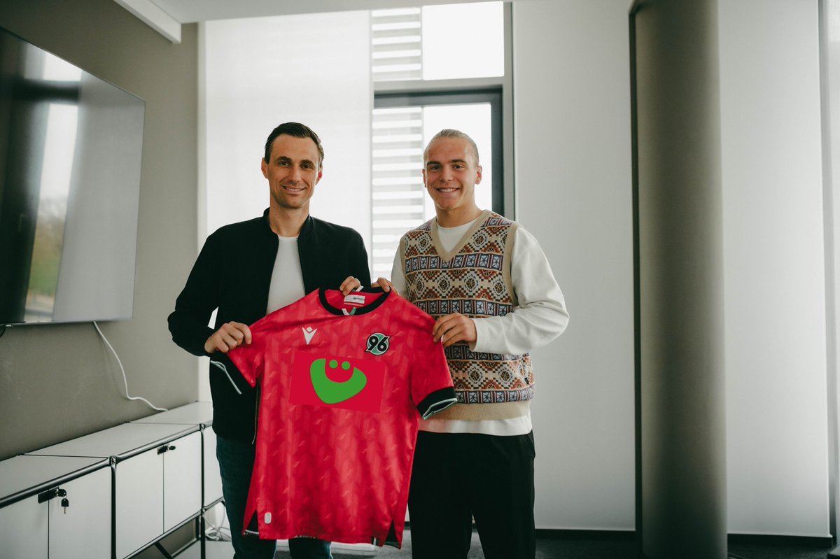 Das nächste Talent aus der @96Akademie wird für seine Leistungen und seine Entwicklung belohnt: Lars Gindorf hat einen Profivertrag unterschrieben. 🤝 Herzlichen Glückwunsch, Lars! 😊 #H96 #NiemalsAllein ⚫️⚪️💚