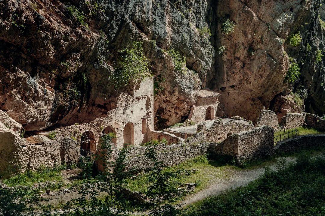 #Mustsee Gole di Fara San Martino are located in the Parco Nazionale della Majella, Abruzzo. ⛰️ Along the canyon, you will find the rest of an ancient monastery and a path to Monte Amaro’s top ▶️ bit.ly/4aApWKk 📍@YourAbruzzo 📷 IG francescopetrilli #italiait