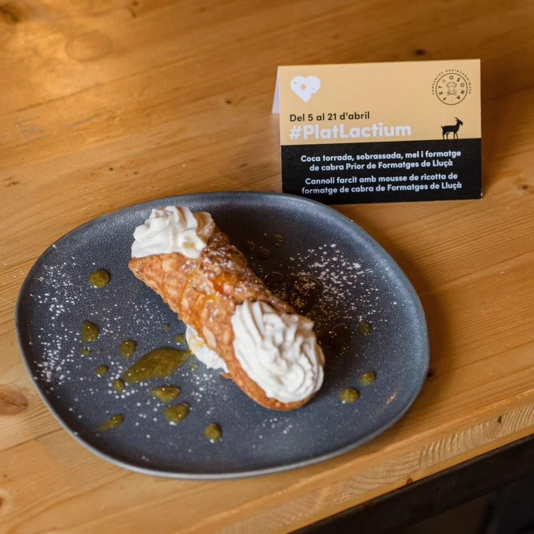 🍽Al Lluçanès, al Cafè del Mig a Perafita, també tenen el #platlactium a punt! De fet en tenen dos! 🧇Una coca torrada, sobrassada, mel i formatge de cabra Prior de Formatges de Lluçà i un cannoli farcit amb mousse de ricotta de formatge de cabra de  <a href="/FormatgesLluca/">FormatgesLluca</a>